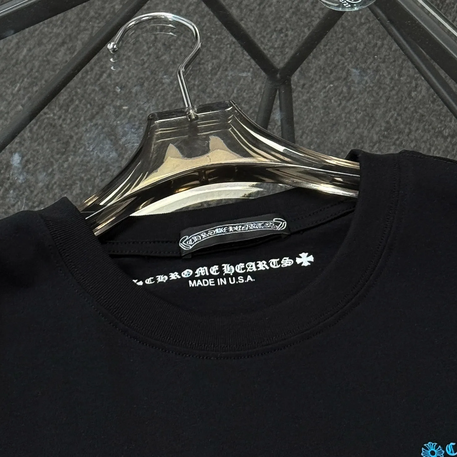 P180 Chrome Hearts Chrome Hearts 25 high-end versions. The fabric is made of 300 grams of high-density pure cotton. It does not deform or shrink. It has three labels. It is the same style for men and women. Technology: suede foaming + digital printing. Color: white, black. SIZE: S-XL.